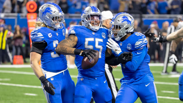 Derrick Barnes (55) celebrates with linebacker Alex Anzalone (left) and linebacker Jalen Reeves-Maybin 